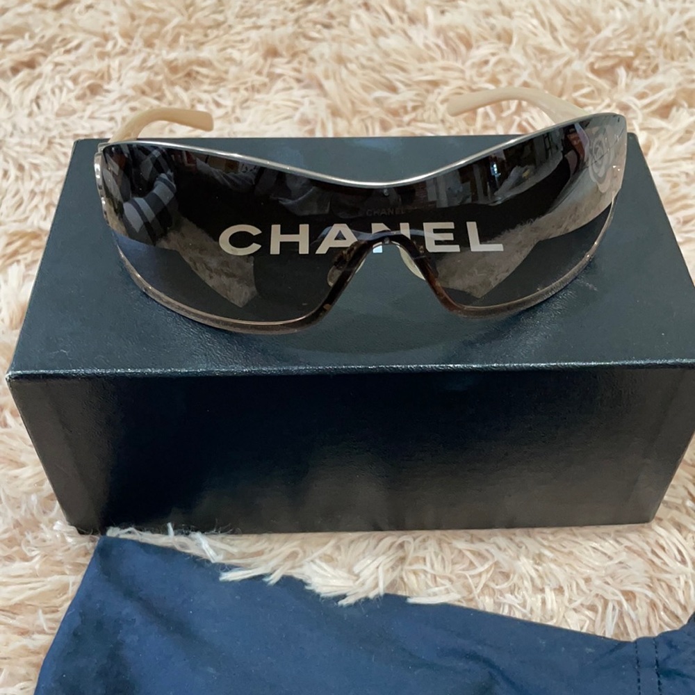 Authentic chanel ✨sunglasses - Picture 1 of 8